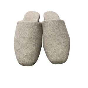 NWOT Banana Republic slippers size  L 8-9